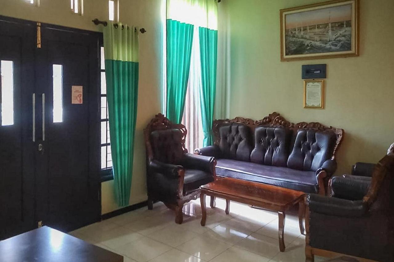 Baitussafar Ummi 1 Syariah Hotel Malang Buitenkant foto